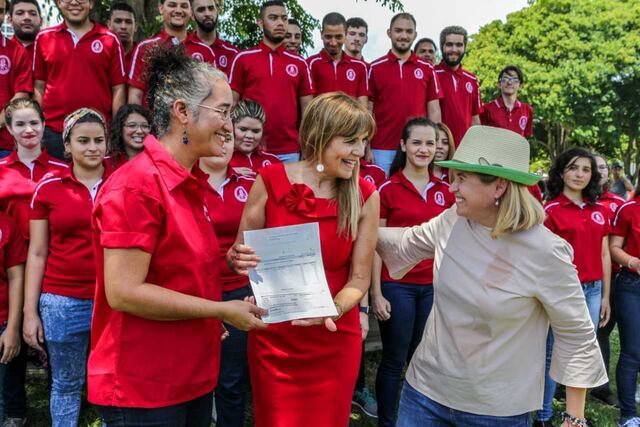 Yulín dona $35 mil a Coro de la UPR para representarnos en Costa Rica