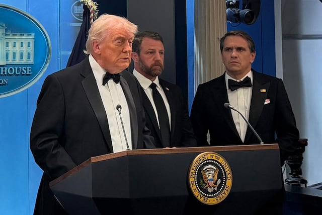 Trump dice que tirador “estaba muy lejos” de él tras el tiroteo en cena de corresponsales