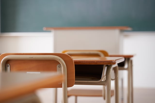 Padre denuncia que maestra dejó a su hijo de 7 años encerrado a oscuras en escuela de Rincón