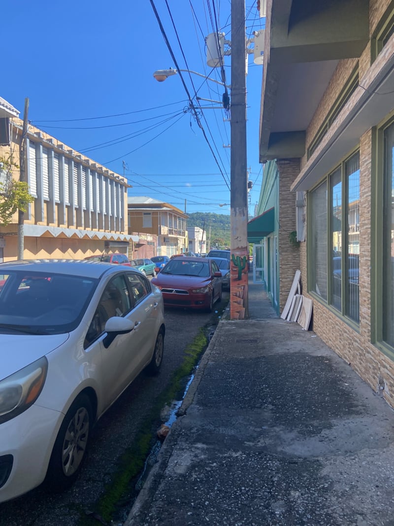 Las aceras del casco urbano de San Sebastián son parte de un proyecto para rehabilitarlas, bajo el Programa Revitalización de la Ciudad.