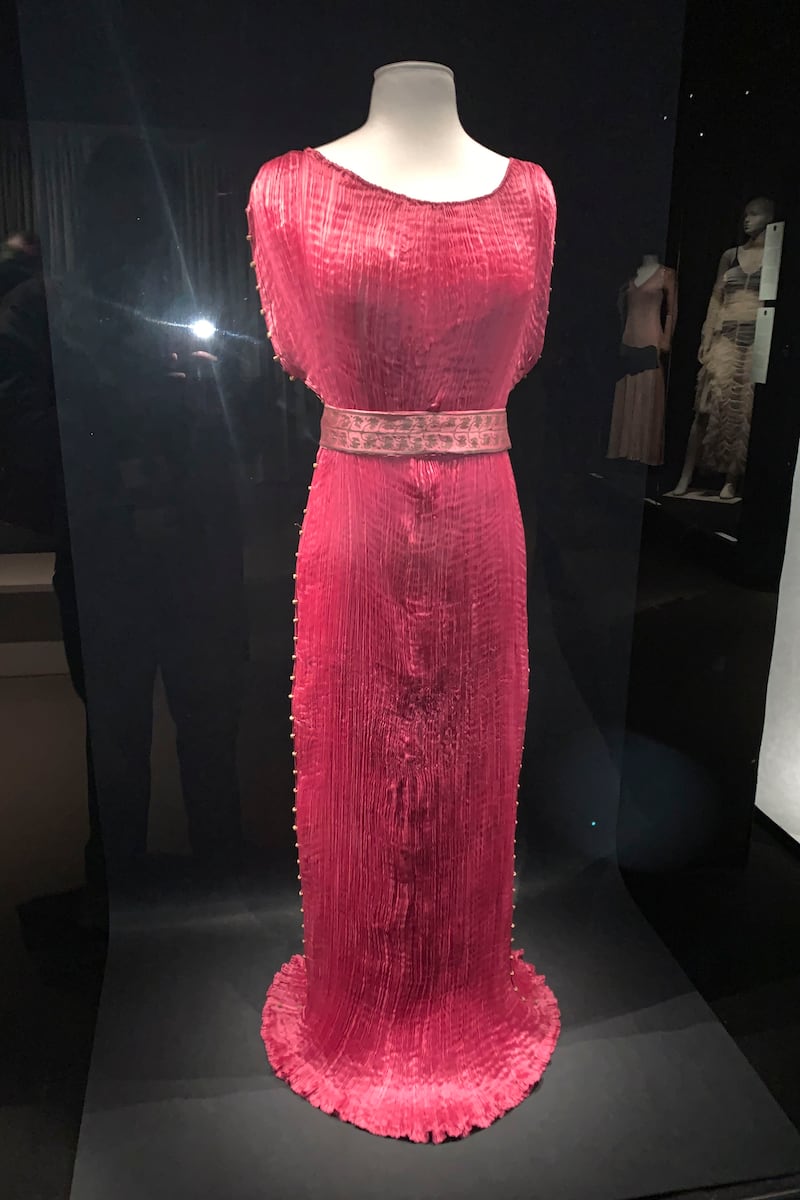 Vestido 'Delphos', del creador español Mariano Fortuny y su mujer Henriette Negrin, una túnica plisada de seda inspirada en la túnica de la escultura El auriga de Delphos, que se descubrió en 1896. El minimalismo es una de las principales tendencias que dominan actualmente el mundo de la moda. Pero ¿de dónde viene esta forma de vestir? A esa pregunta responde la última exposición del Museo de la Moda y Encaje de Bruselas, que estará abierta al público a partir de este viernes. EFE/Olatz Castrillo
