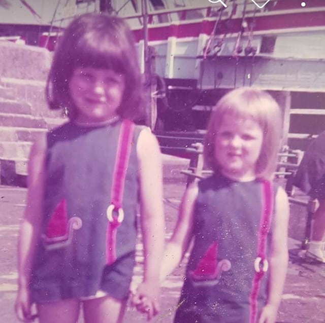 Tras 50 años buscando a su padre, descubre que su amiga de la infancia es su hermana