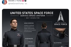 Trump desvela uniforme de Fuerza Espacial y las redes lo comparan con traje nazi