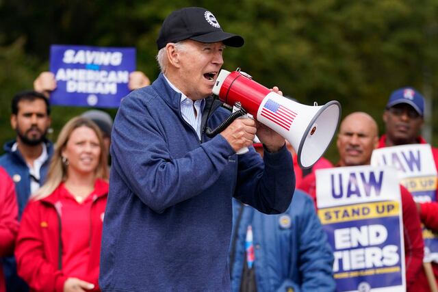 Biden se une a línea de piquete de trabajadores automotrices