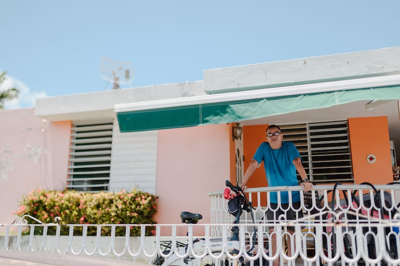 22 de julio de 2024. Salinas, PR. Retrato de residente afectado Joel Ramos Rodríguez en su casa en la Hacienda La Margarita. (Foto por Esteban G. Morales Neris | Centro de Periodismo Investigativo/Grist)