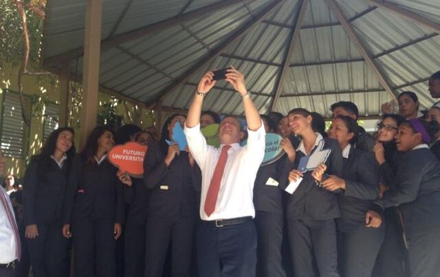 Estudiantes reclaman atención a su escuela en medio de visita del gobernador
