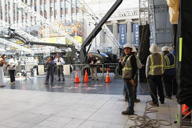 Bulevar de Hollywood se transforma para recibir a los Óscar y su millonaria producción