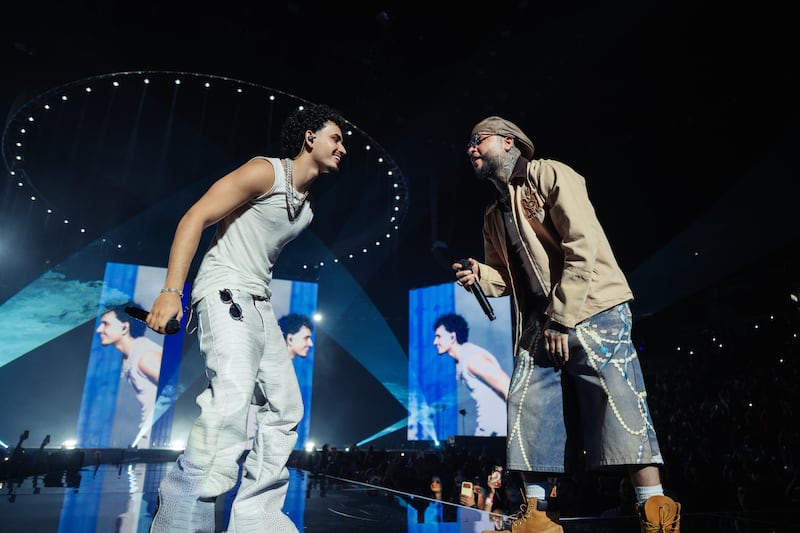 Clarent canta junto a Farruko. (Suministrada)
