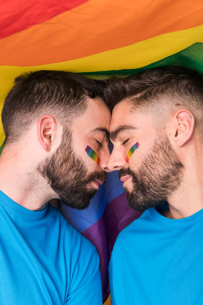 Pride es un festejo anual en muchos lugares del mundo para celebrar la diversidad sexual y de género, pero también es una forma de luchar por los derechos de las personas LGBT+ y abolir la desigualdad a la que se enfrentan. Foto: Freepik.