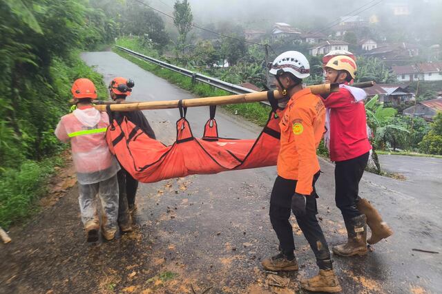Aumentan a 70 los muertos tras deslizamiento de tierra en Indonesia
