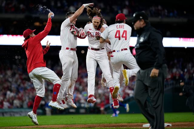 Filis tienen los brazos y los bates para volver a la Serie Mundial