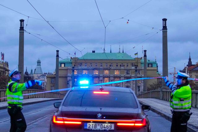 Tiroteo en universidad de Praga deja al menos 15 personas muertas