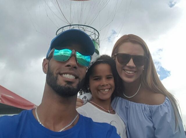 Hija de Culson conoce a su hermanito