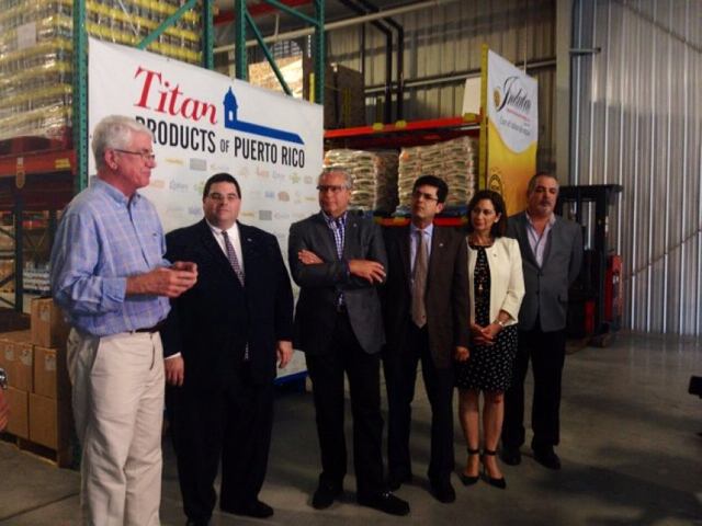 Gobierno visita centro de distribución de productos boricuas en Florida, EEUU
