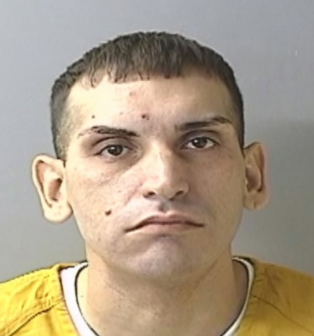Detienen a hombre por hurtar mercancía de tienda en Isabela