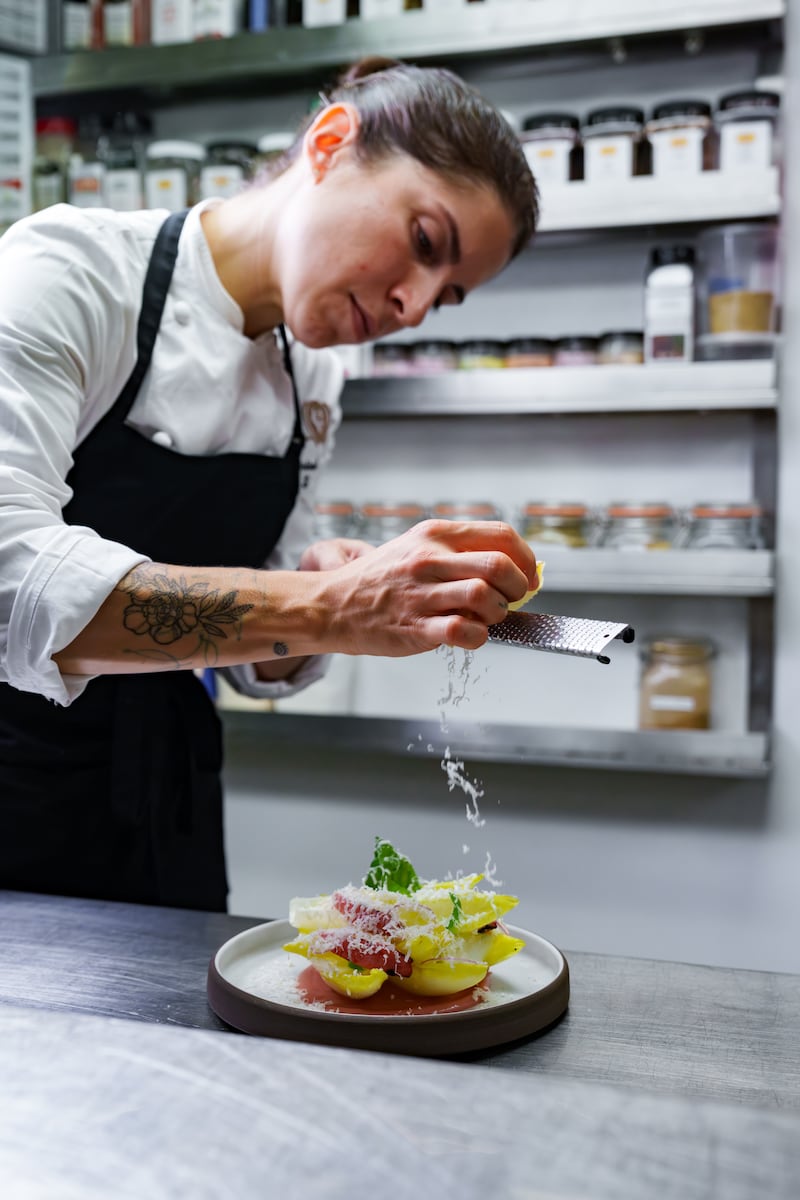 Chef ejecutivo Ciarán Elliott y la sous chef puertorriqueña Mariseli Fuentes, lideran el equipo culinario del 1919 Restaurant en el Condado Vanderbilt.