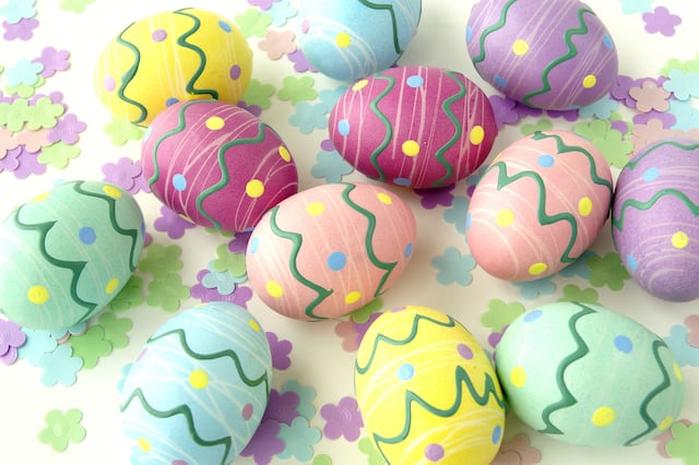 ¿Por qué la Pascua se asocia con huevos y un conejo?
