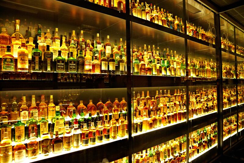 Disfruta de cócteles artesanales y más de 70 whiskies de todo el mundo.