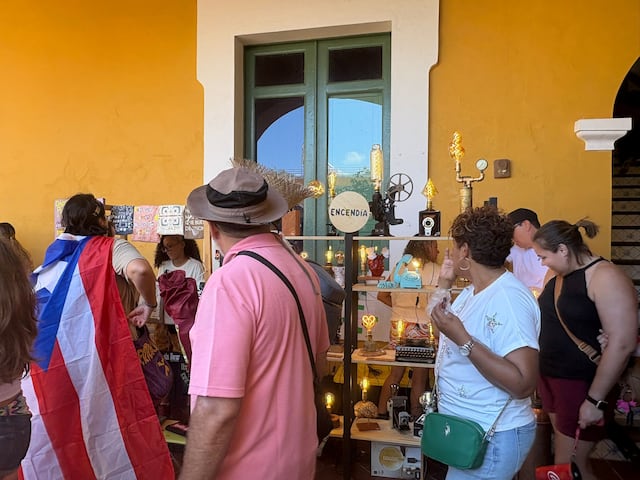 Artesanas destacan sus creaciones más vendidas en las Fiestas de la Calle San Sebastián