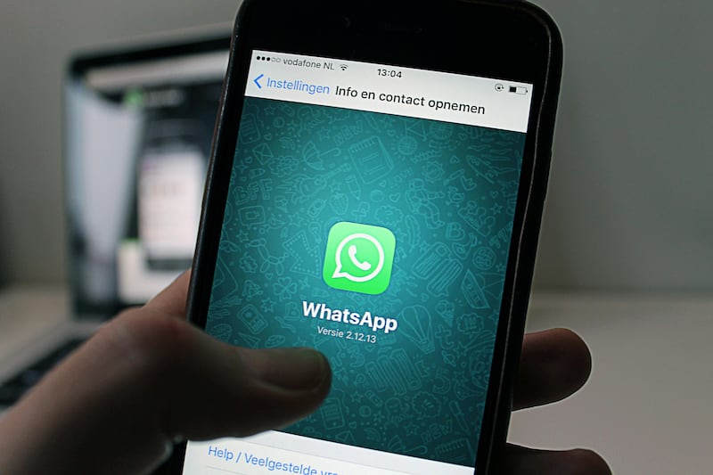 La plataforma de mensajería más usada del mundo incluirá publicidad, sin afectar los chats privados ni los grupos. Foto: Archivo.