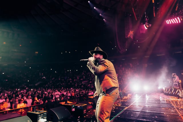 Carín León genera casi 10 millones de dólares en sus tres primeros conciertos en la Sphere