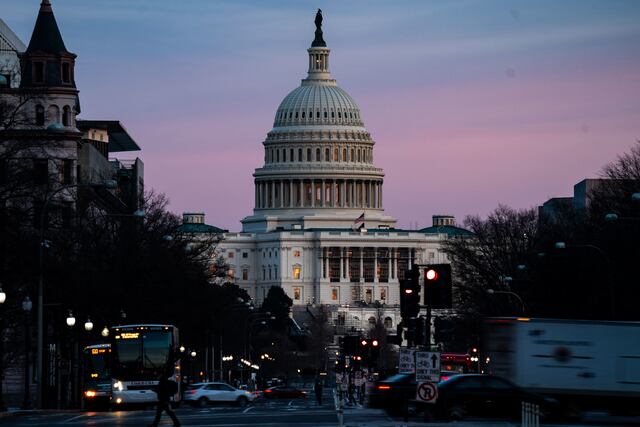 Sospechoso de asalto al Capitolio de Estados Unidos se entrega tras darse a la fuga