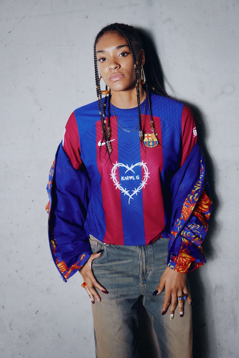 Playera de Barcelona edición especial con logo de Karol G