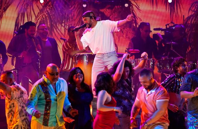 Tremenda fiesta: Bad Bunny abre los Grammys 2023 al ritmo de plena puertorriqueña