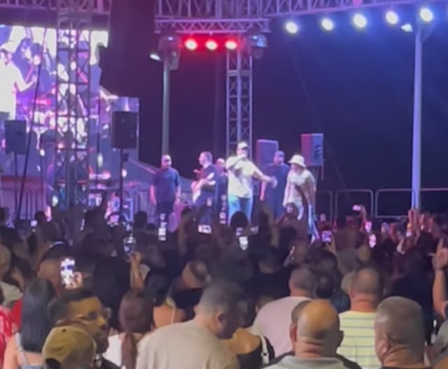 VIDEO: Alcalde de Aguadilla sube a tarima y rapea en tarima con Vico C