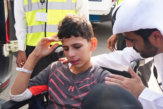 Primer grupo de niños palestinos heridos en guerra Israel-Hamás llega a EAU