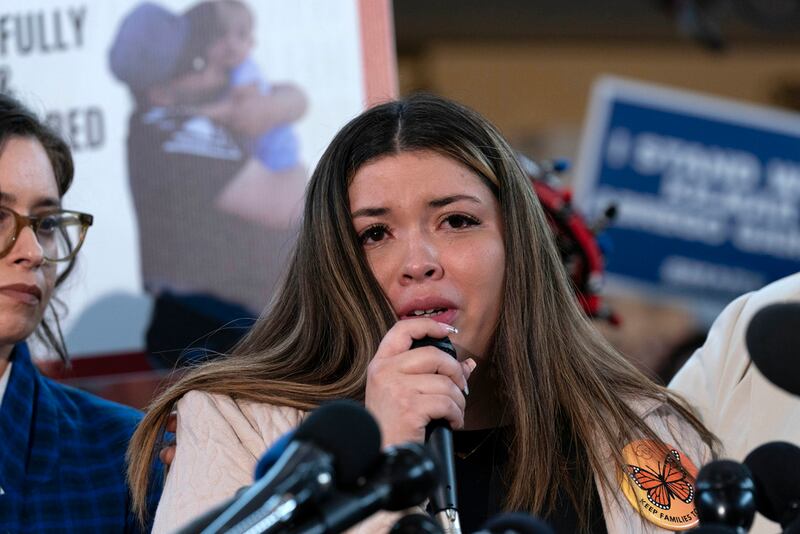 Jennifer Vásquez Sura, esposa de Kilmar Ábrego García, de Maryland, quien fue deportado por error a El Salvador, habla durante una conferencia de prensa en el Centro Multicultural CASA en Hyattsville, Maryland, el viernes 4 de abril de 2025. (Foto AP/José Luis Magaña)