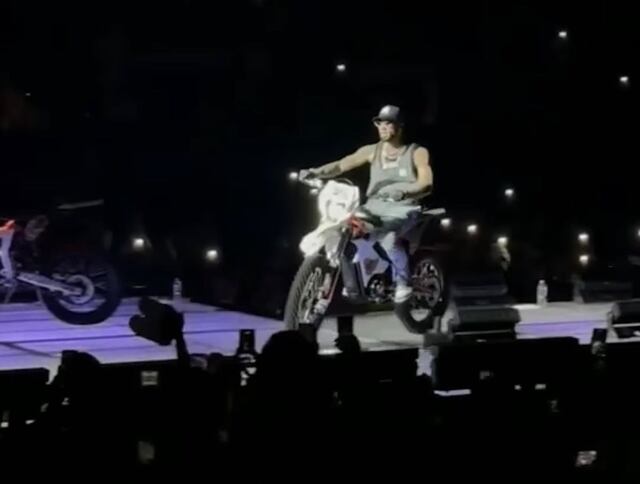 Motora sale disparada al público en concierto de Anuel en Madison Square Garden