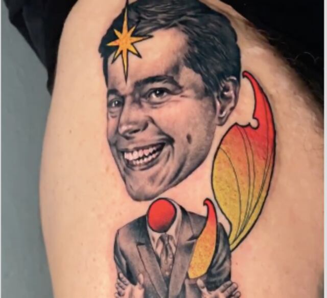 Fanático se tatúa la eterna sonrisa de Eddie Miró