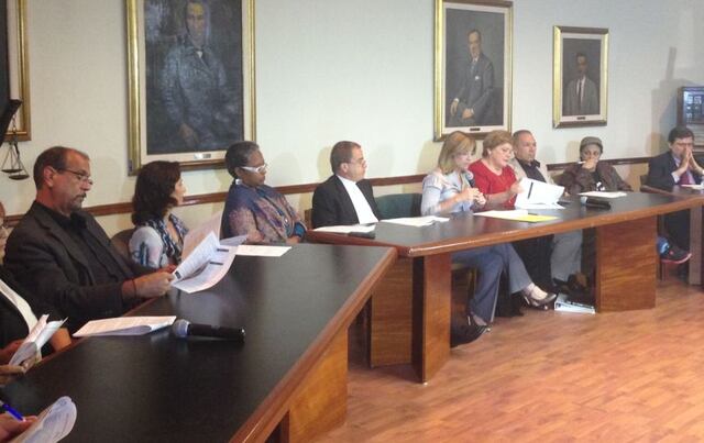 Presenta propuestas el comité de diálogo con los maestros