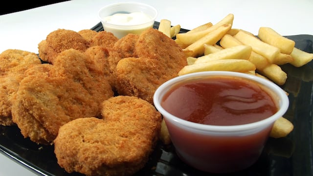 Alertan sobre nuggets de pollo vendidos en Walmart que podrían contener plomo
