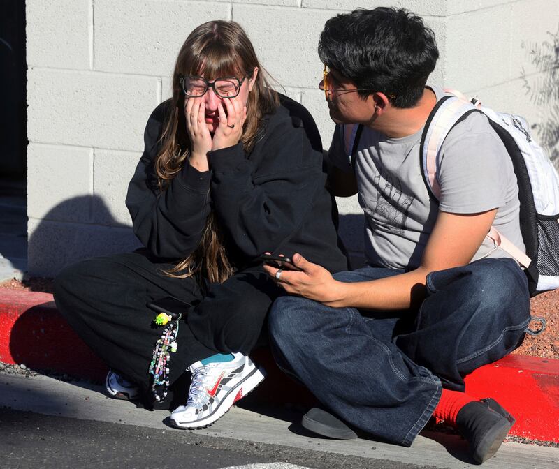 Amanda Pérez es consolada por su compañero de estudios Alejandro Barrón.