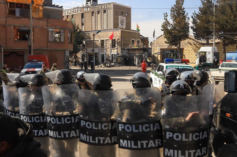 Integrantes de la Policía Militar de Bolivia custodian una calle afectada por una explosión este sábado, en Viacha (Bolivia). EFE/ Gabriel Márquez