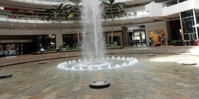 Mujer se quita la ropa en un centro comercial y se mete a fuente de agua