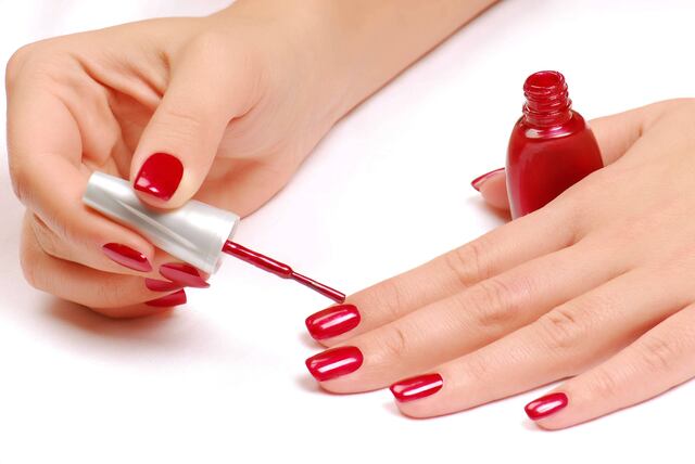 Unión Europea prohíbe dos químicos en esmaltes y geles de uñas por riesgos a la salud
