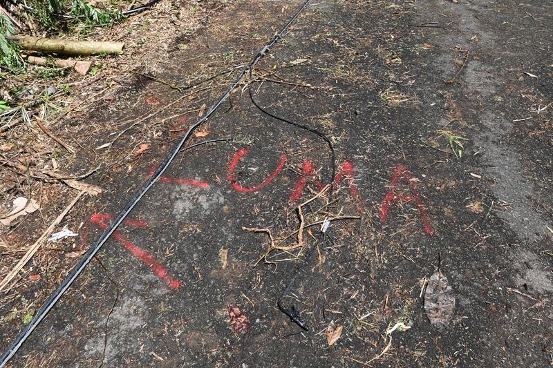 Ricardo Aguayo, uno de los pocos infortunados, al estar en un bolsillo sin electricidad. Cayey. 11 de octubre de 2022 foto Dennis A. Jones
