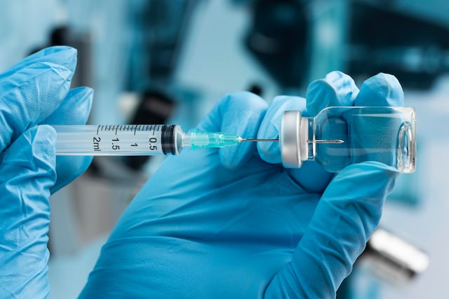 Vacuna compuesta para COVID-19 e influenza rinde mejores resultados que estándares, según estudio