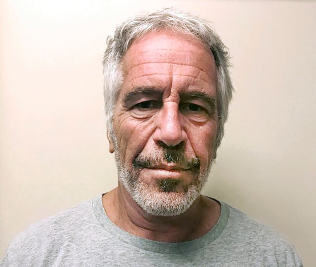 Concluyen negligencia de personal correccional dio paso a suicidio de Jeffrey Epstein