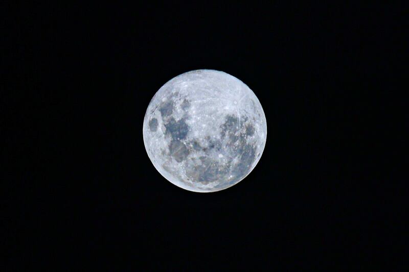Fotografía de archivo de la luna llena. EFE/ Gastón Britos