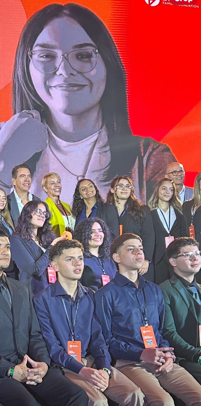 Jóvenes de escuela pública superior presentan su idea de negocio en Bravo Day