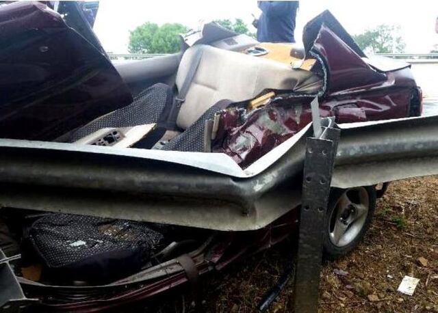 Joven impacta valla de seguridad al dormirse al volante
