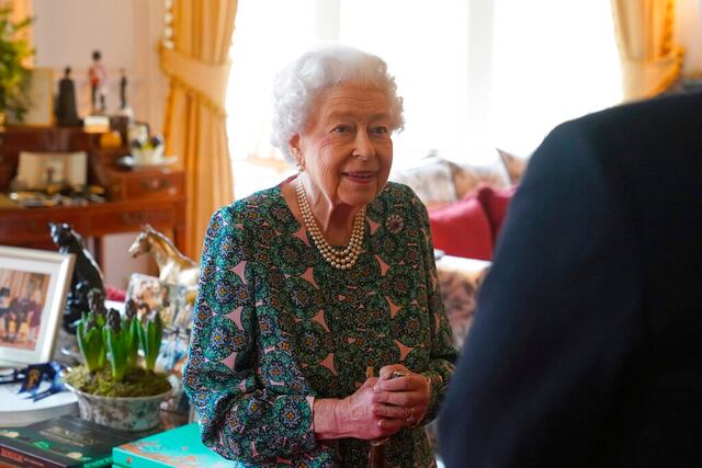Isabel II cancela agenda en línea por síntomas de COVID-19