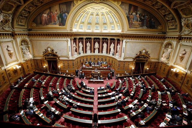Acusan a senador francés de drogar a legisladora con intención de violación