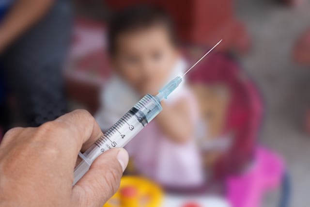 Recalcan importancia de estar al día con las vacunas de sus hijos
