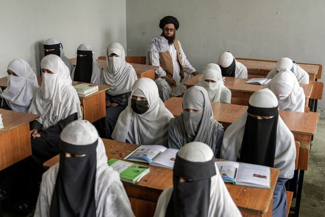 Niñas afganas terminan sexto grado entre lágrimas: Bajo el régimen talibán, su educación ha acabado