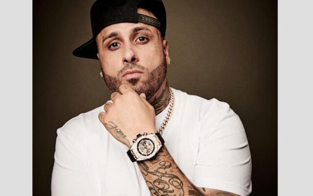 Nicky Jam se tatúa nuevamente el rostro